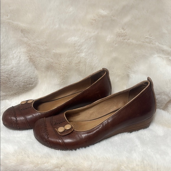 Miz Mooz Brown Leather Flats with Button Embellishments - Picture 4 of 10